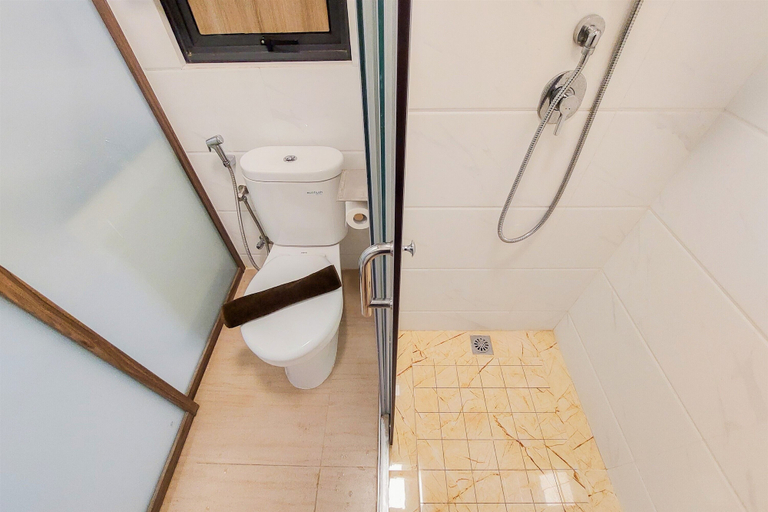 Bathroom 3, Spacious And Homey 2Br At Sky House Bsd Apartment, South Tangerang