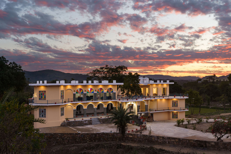 Exterior & Views