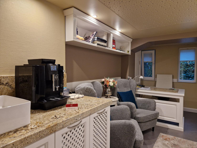 Others 3, R & R Apartments, Stolichna