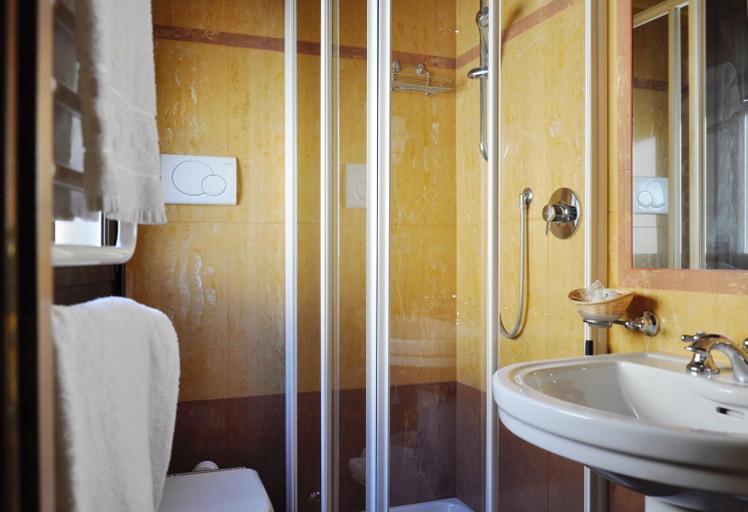 Bathroom 4, Hotel San Guido, Milano