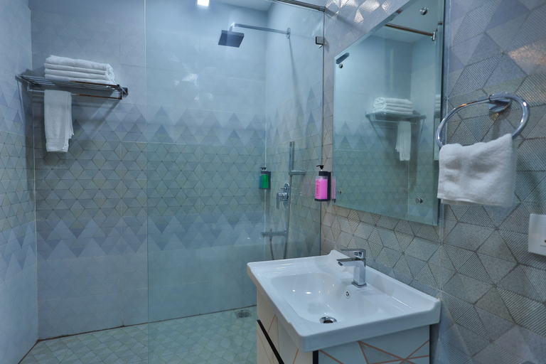 Bathroom 4, Clay Inn Hotel Gurugram, Gurgaon