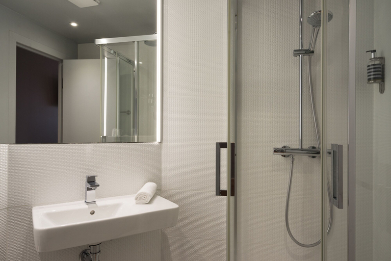 Bathroom 4, Brit Hotel Codalysa Marne la Vallée - Torcy, Seine-et-Marne