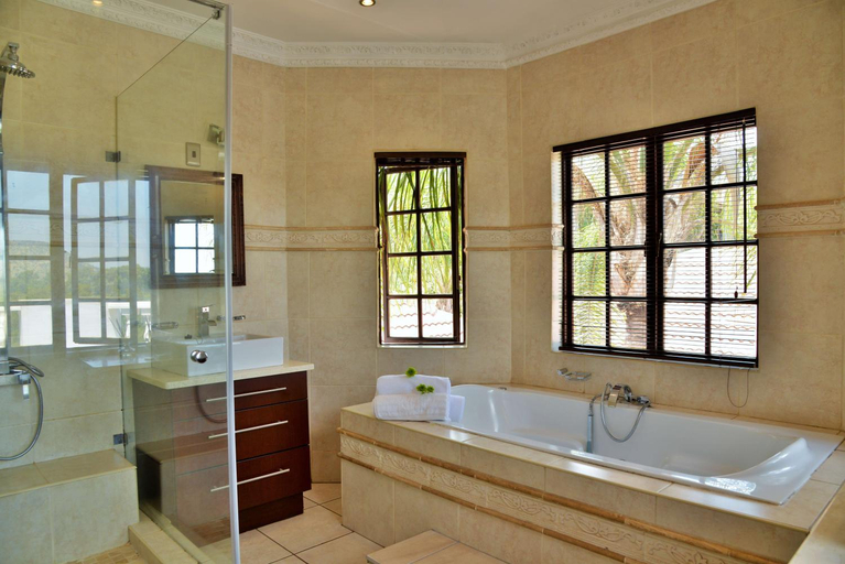 Bathroom 5, Indlovukazi Guesthouse, Bojanala
