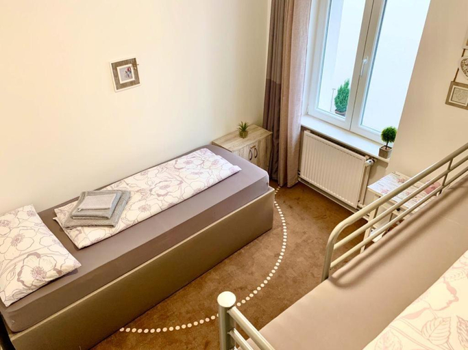 Bedroom 2, New Hostel Berlin Mitte - Free tea and coffee are provided around the clock, Berlin