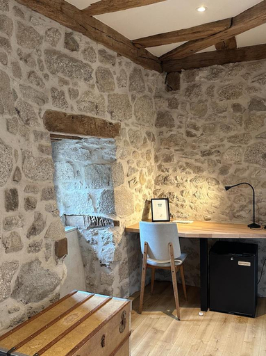 Others 5, Chateau de la Borde a Ussel, centre-ville, proche autoroute A89, CLIMATISATION, Corrèze