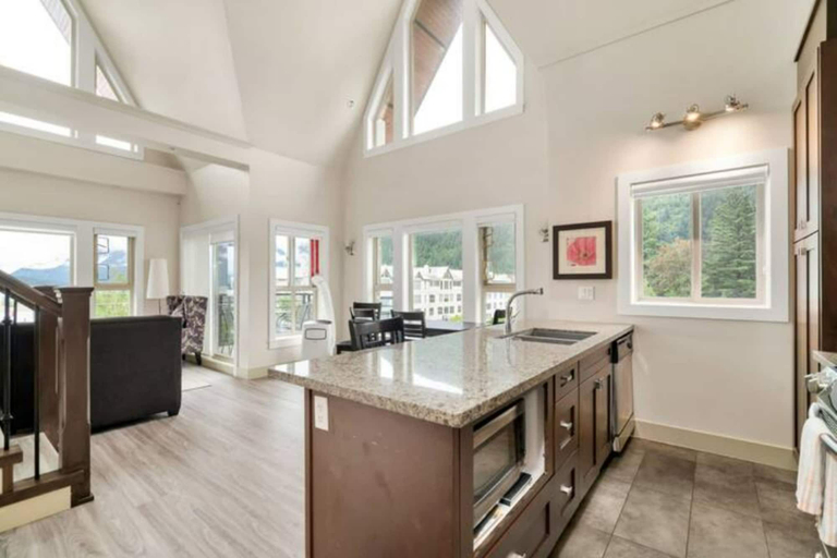 Others 4, Scenic 3BR Penthouse Suite, Fraser Valley