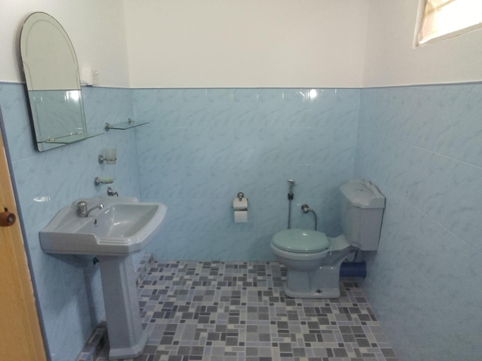 Bathroom 5, Thusara Guesthouse, Weligama