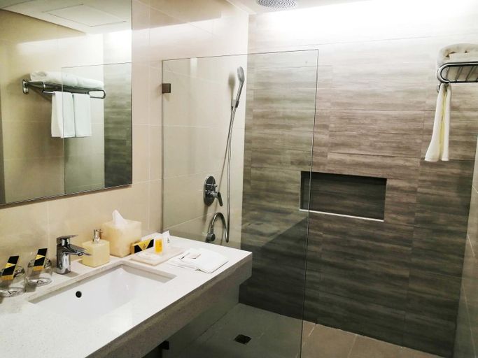 Bathroom 5, The Aurora Subic Hotel Managed By HII, Olongapo City