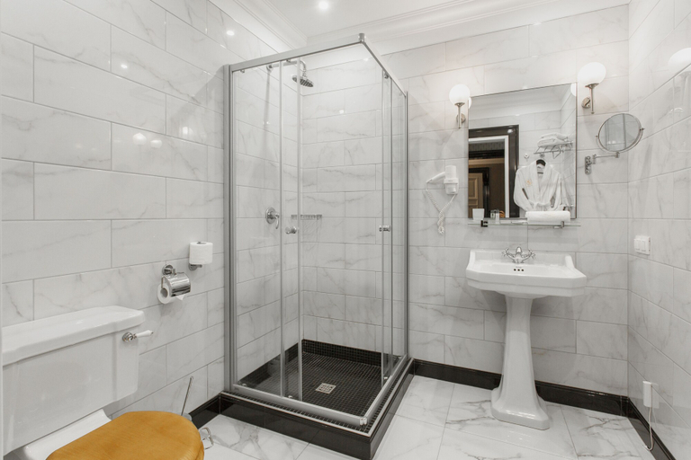 Bathroom 4, Wall Street - Maestro, Odes'ka