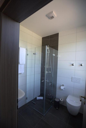 Bathroom 3, Hotel Lacin, Nürnberg