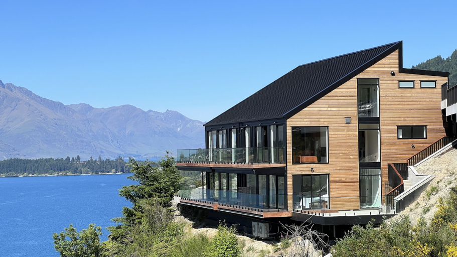 Stunning Lakeview QT Holiday House, Queenstown-Lakes