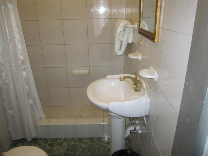 Bathroom 3, Fairy Hill Palms