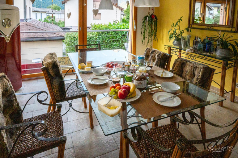 Others 3, Zimmer mit eigenem Badezimmer, Glarus