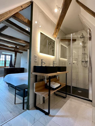 Bathroom, Chateau de la Borde a Ussel, centre-ville, proche autoroute A89, CLIMATISATION, Corrèze