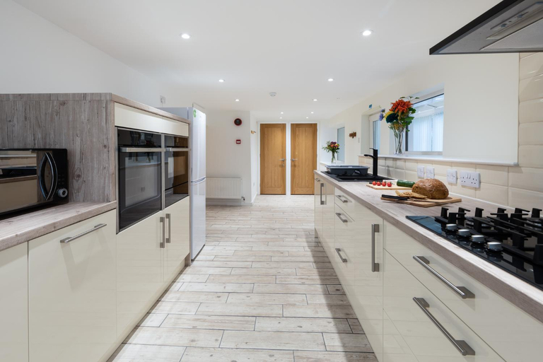 Others 5, Private Garden & Parking, Walk to Beach & Town, Cornwall