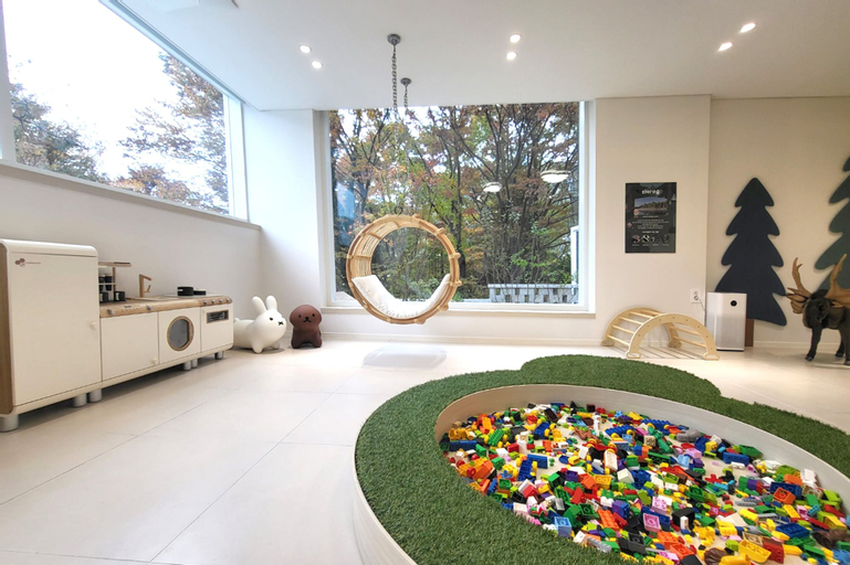 Pico Kids Pool Villa, Buk