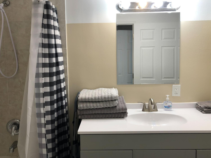 Bathroom 3, Star Apartments, Lee