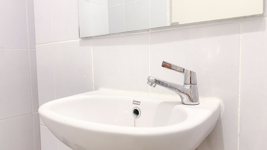 Bathroom 3, Good Choice And Cozy Studio At Tokyo Riverside Pik 2 Apartment, Tangerang