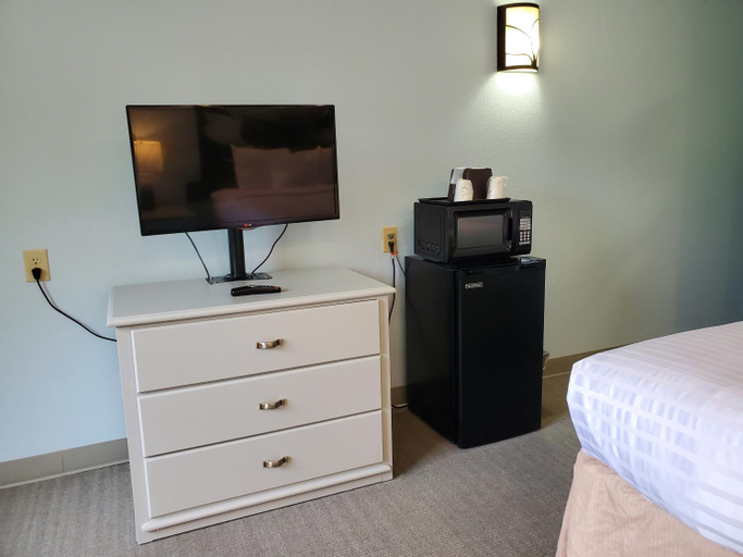Bedroom 3, Coastal Inn & Suites, New Hanover