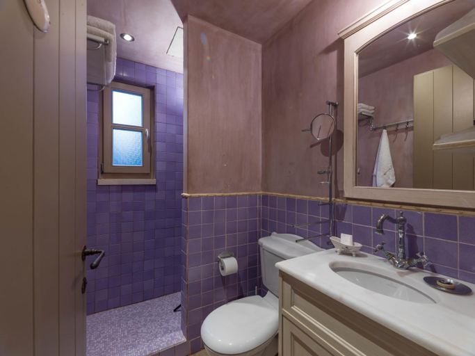 Bathroom 3, Six Keys, Thessaly
