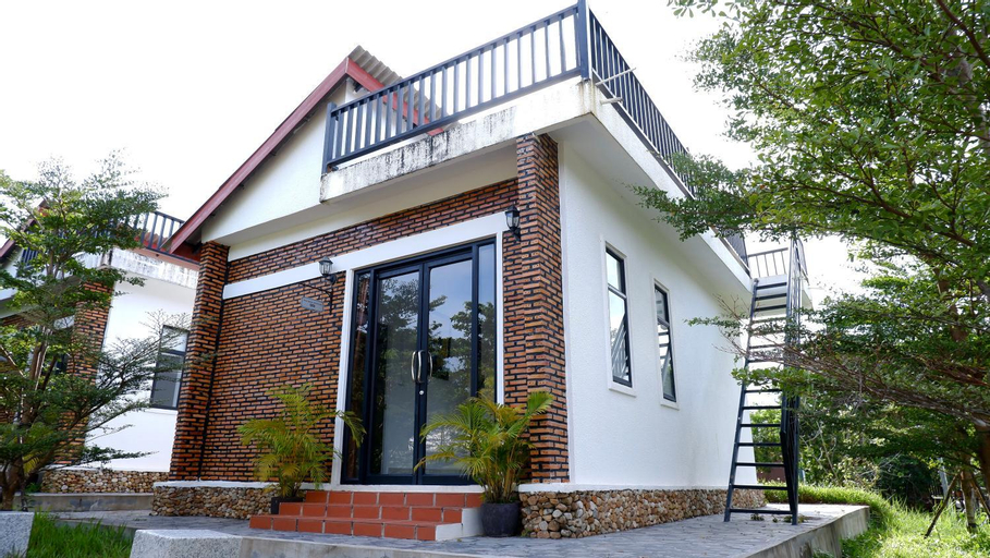 Exterior 3
