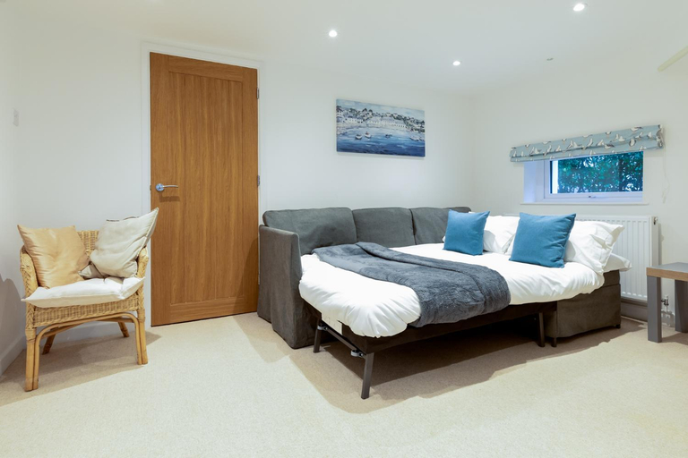 Others 2, Private Garden & Parking, Walk to Beach & Town, Cornwall
