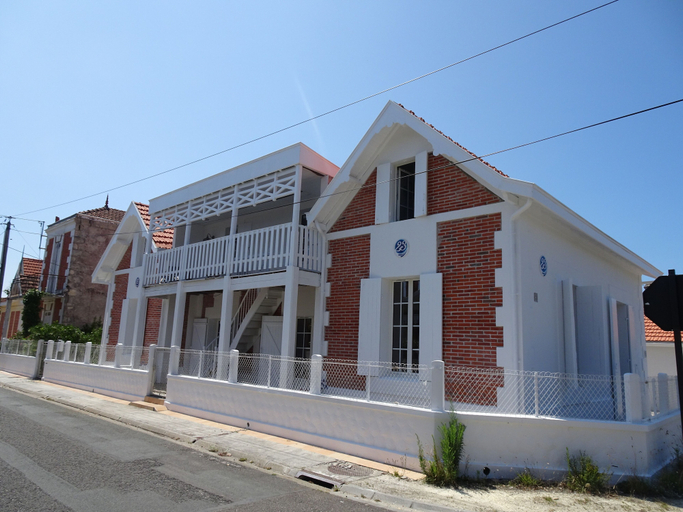 Exterior & Views 2, 23, Gironde