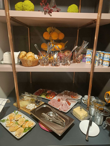 Food & Drinks 5, Vila Sarisa, Deva