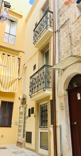 Others 2, Atipico B&B, Bari