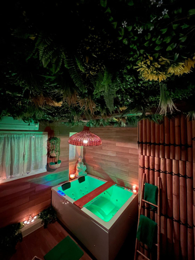 Others 4, Le balneo jacuzzi Vieil Antibes Safranier, Alpes-Maritimes