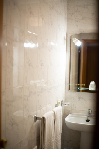Bathroom 3, Hotel Bracamonte, Salamanca