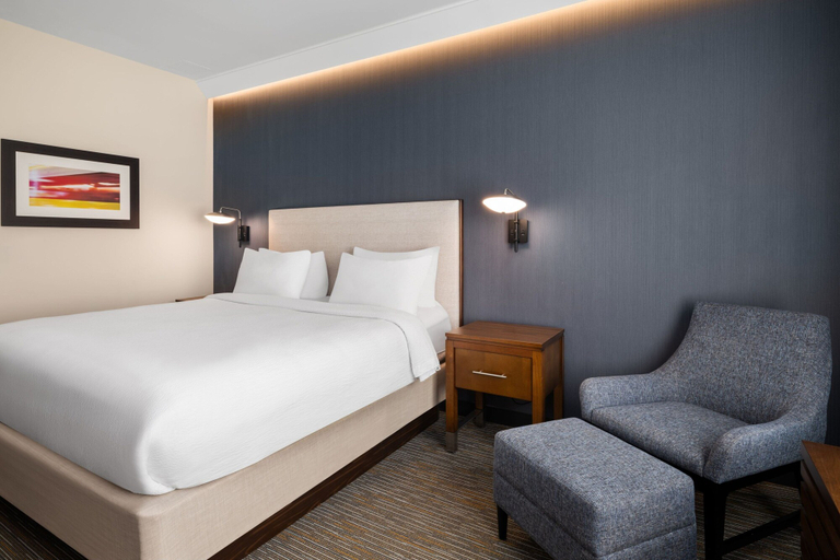 Bedroom 3, Courtyard by Marriott Seattle SeaTac Airport, SeaTac