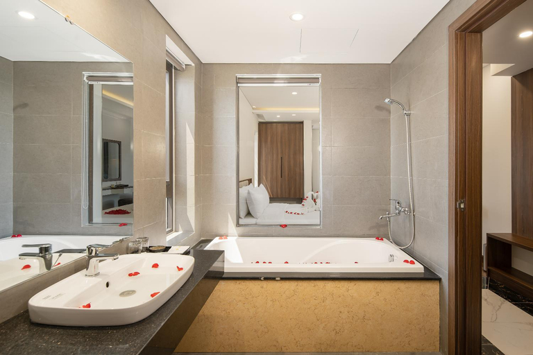 Bathroom, Tan Phuong Nam Hotel & Apartment, Da Nang