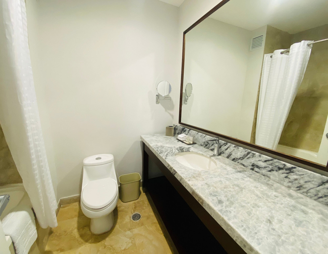 Bathroom 4, La Quinta by Wyndham Reynosa, Reynosa