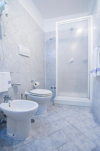Bathroom 3, Hotel Fontana, Salerno