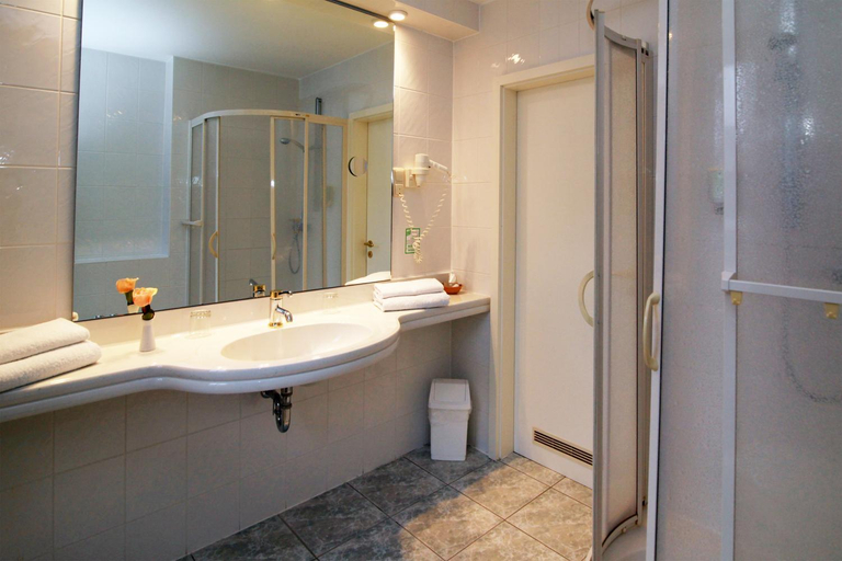 Bathroom 3, Romantik Hotel Kaufmannshof, Vorpommern-Rügen
