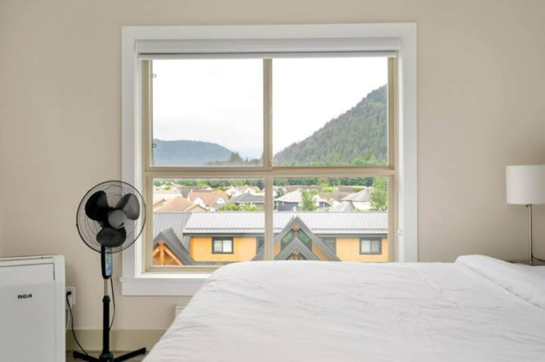 Bedroom 3, 3BR Lakeside Dream Penthouse, Fraser Valley
