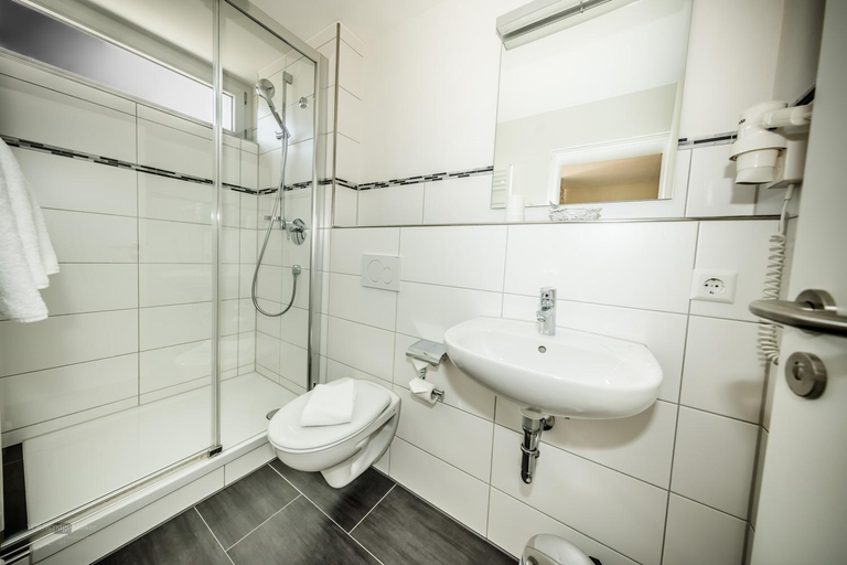Bathroom 5, Hotel-Restaurant Romerhof, Böblingen