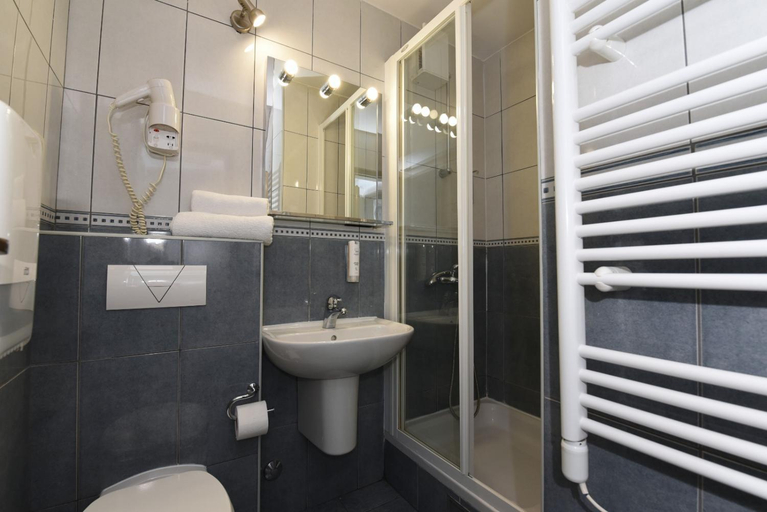 Bathroom 4, Hotel Tolero, Ploče