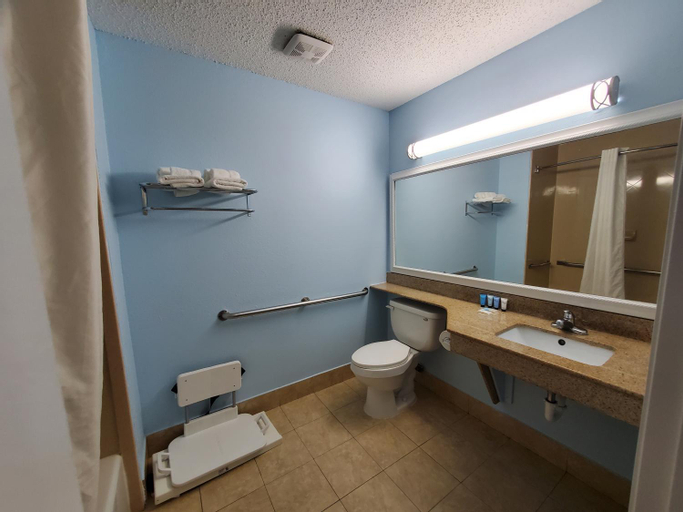 Bedroom 4, Coastal Inn & Suites, New Hanover