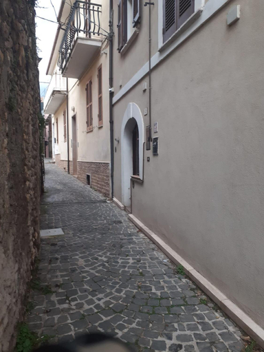 Others 4, Casa nel vicoletto, L'Aquila