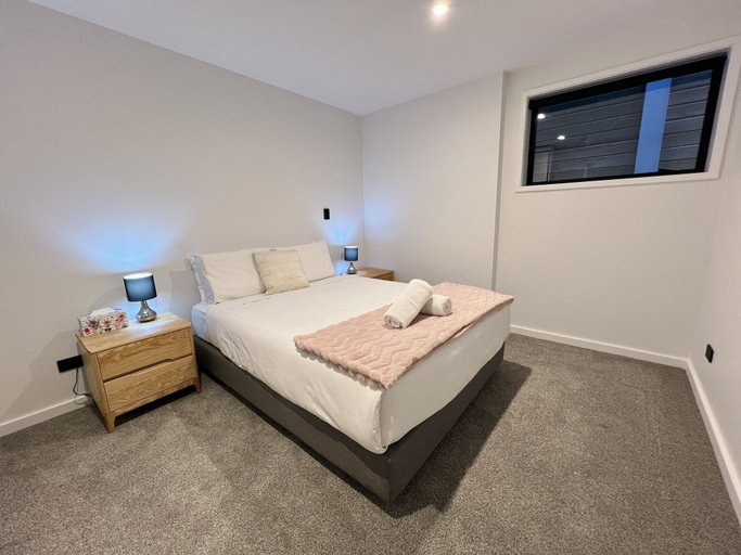 Bedroom 2, Stunning Lakeview QT Holiday House, Queenstown-Lakes