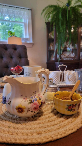 Food & Drinks 5, Clinton Pond Bed and Breakfast, Queens