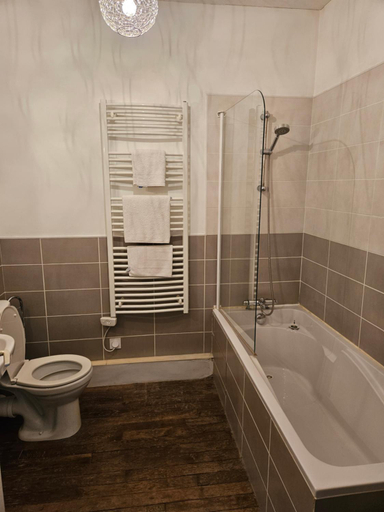 Others 5, John's B&B, Sarthe