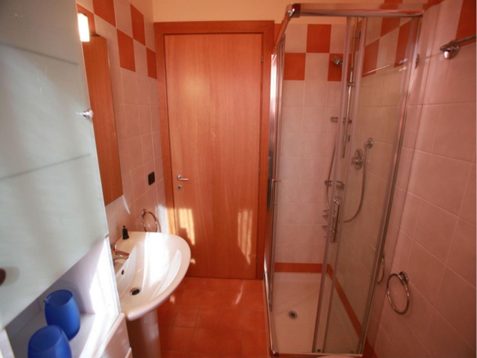Bathroom, Beautiful sea front view apartment for 5 people by Beahost Rentals, Rovigo