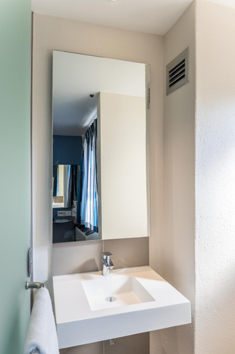 Bathroom 5, Road Lodge Isando, Ekurhuleni