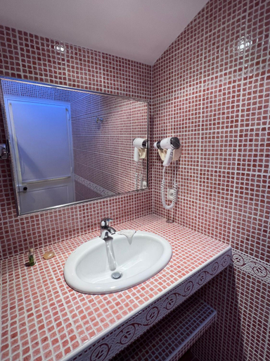 Bathroom 1, Le Puits Sainte Claire, Charente-Maritime