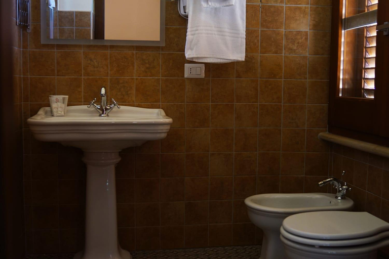 Bathroom 2, La Stazione, Enna