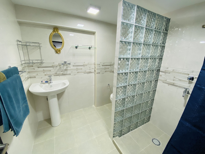 Bathroom 4, Oceanic View Apartments
