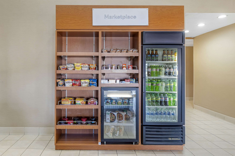 Food & Drinks 5, Comfort Suites Normal University area, McLean